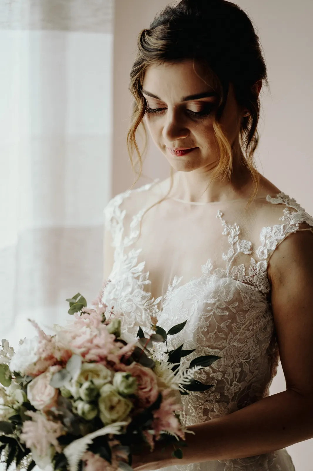 Martina daniele bride bouquet portrait castello montignano