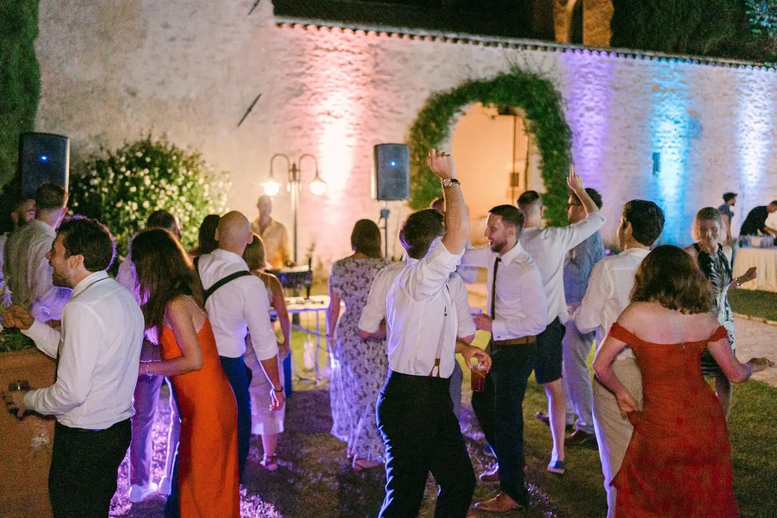 Wedding party dancing abbazia san pietro valle